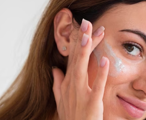 Not sure how to give your eye contour the care it needs? Let us show you!